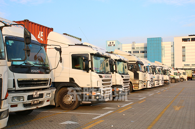 深圳東勝物流的港珠澳大橋運(yùn)輸車(chē)隊(duì)；澳門(mén)物流-進(jìn)口報(bào)關(guān)公司-香港進(jìn)口清關(guān)公司-深圳市東勝物流有限公司