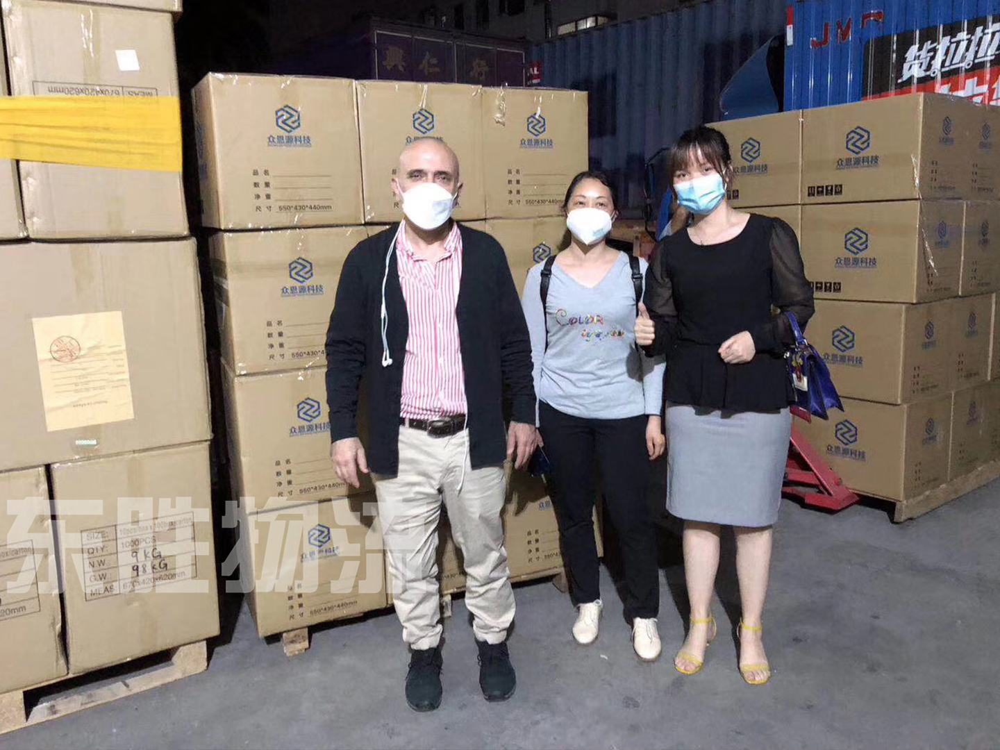 防護物資：口罩出口香港，客戶留影紀念